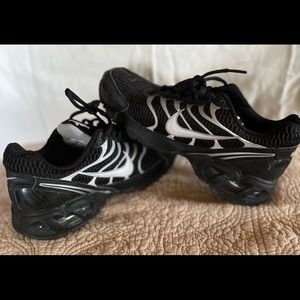 Nike Air Ladies black athletic shoe